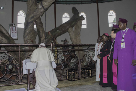 Uganda _Namugongo _Pope _Francis _Abp _Stanley _prayer _460