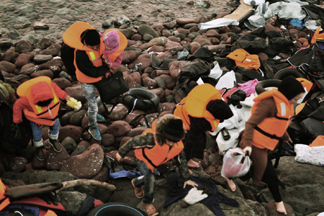US_Refugees _arriving _shore _lighthouse _01