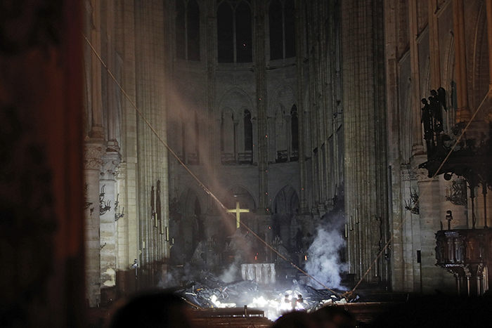 Philippe -Wojazer -Pool -Reuters -Notre -Dame -de -Paris -fire -aftermath -cross -190416_700x 467